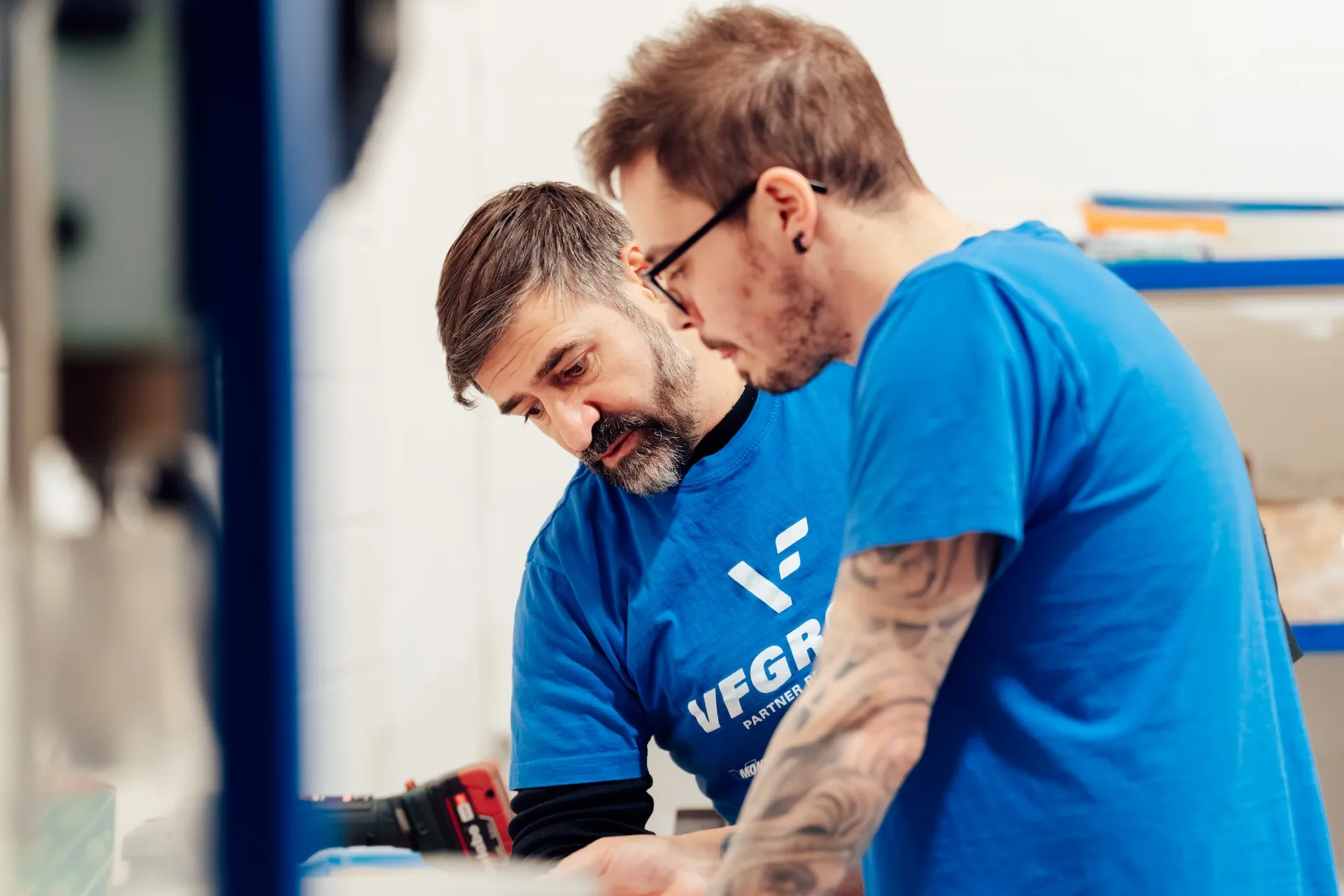 Due tecnici VF Group lavorano insieme su un componente meccanico