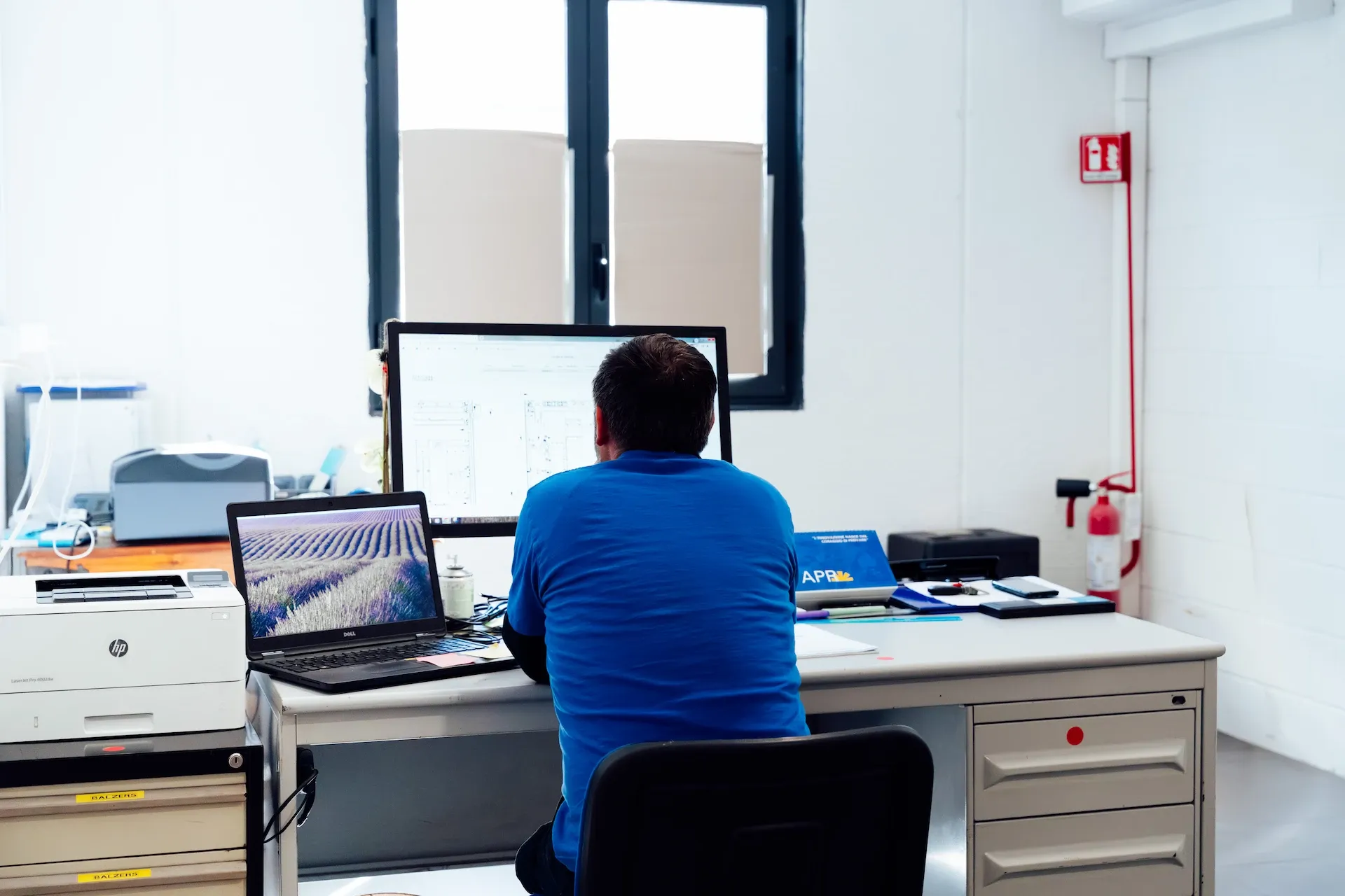 Ufficio tecnico VF Group: progettista al lavoro su schemi elettrici